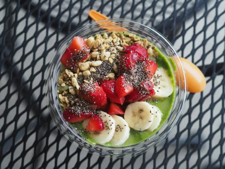 Alimentación saludable con frutas, verduras y cereales integrales como parte de hábitos relacionados con el cáncer de mama