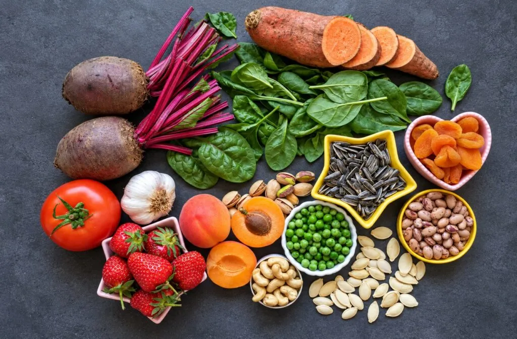Alimentos con hierro y vitamina C utilizados para prevenir deficiencias mediante una alimentación variada.