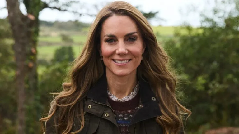Dieta de Kate Middleton representada con avena, frutas y verduras dentro de una alimentación saludable