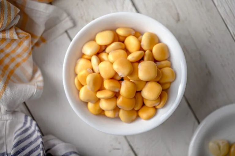 Altramuces servidos como alimento rico en proteína vegetal y fibra