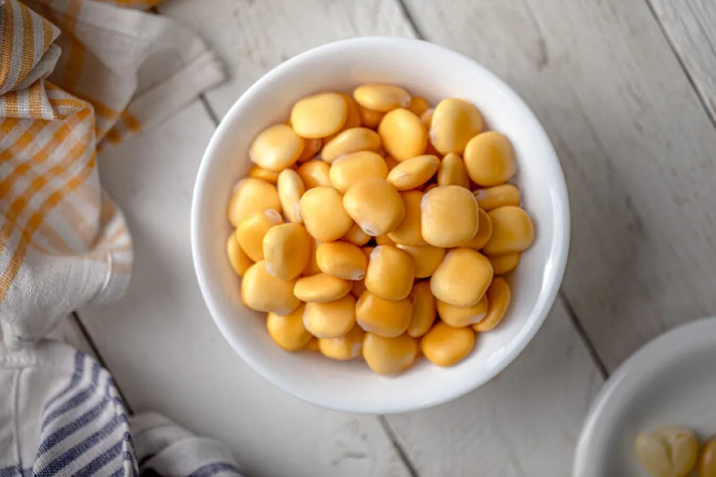 Altramuces servidos como alimento rico en proteína vegetal y fibra