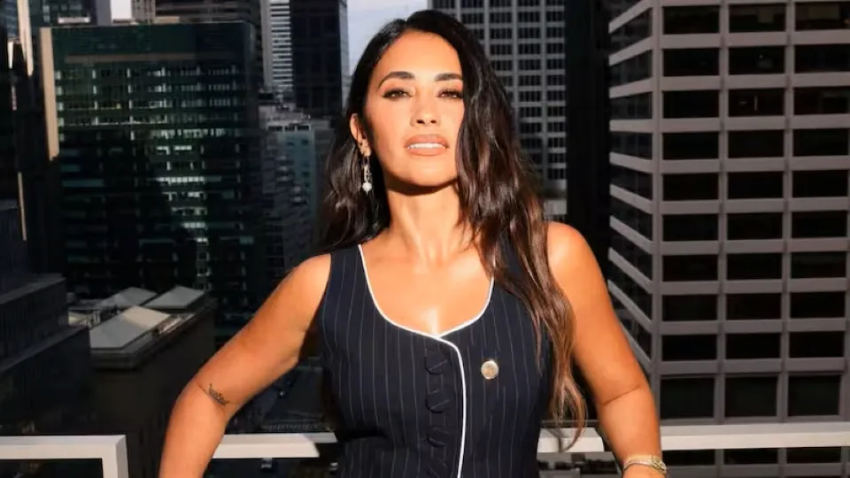 Antonela Roccuzzo durante una rutina de ejercicio relacionada con alimentación equilibrada, descanso, bienestar integral y salud mental.