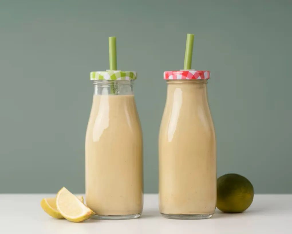 Té para adelgazar preparado con avena y limón junto a ingredientes naturales