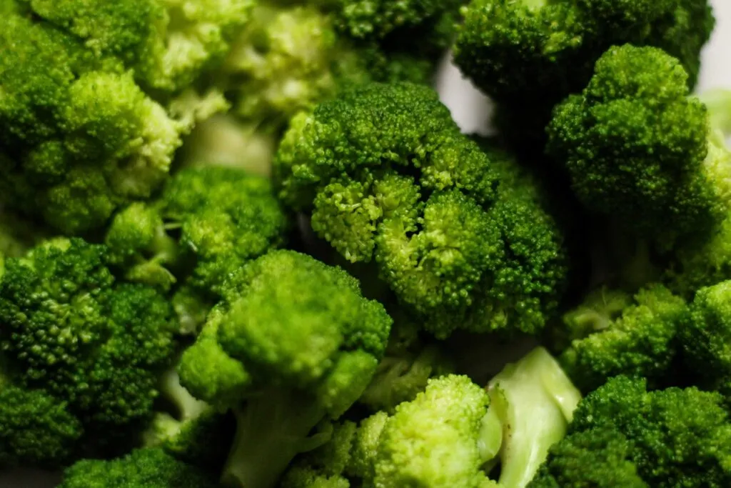 Brócoli verde dentro de la heladera para conservar su textura y retrasar la aparición del color amarillo.