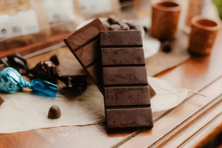 Taza de cacao puro caliente con antioxidantes y compuestos naturales estudiados por sus posibles efectos sobre el estado de ánimo