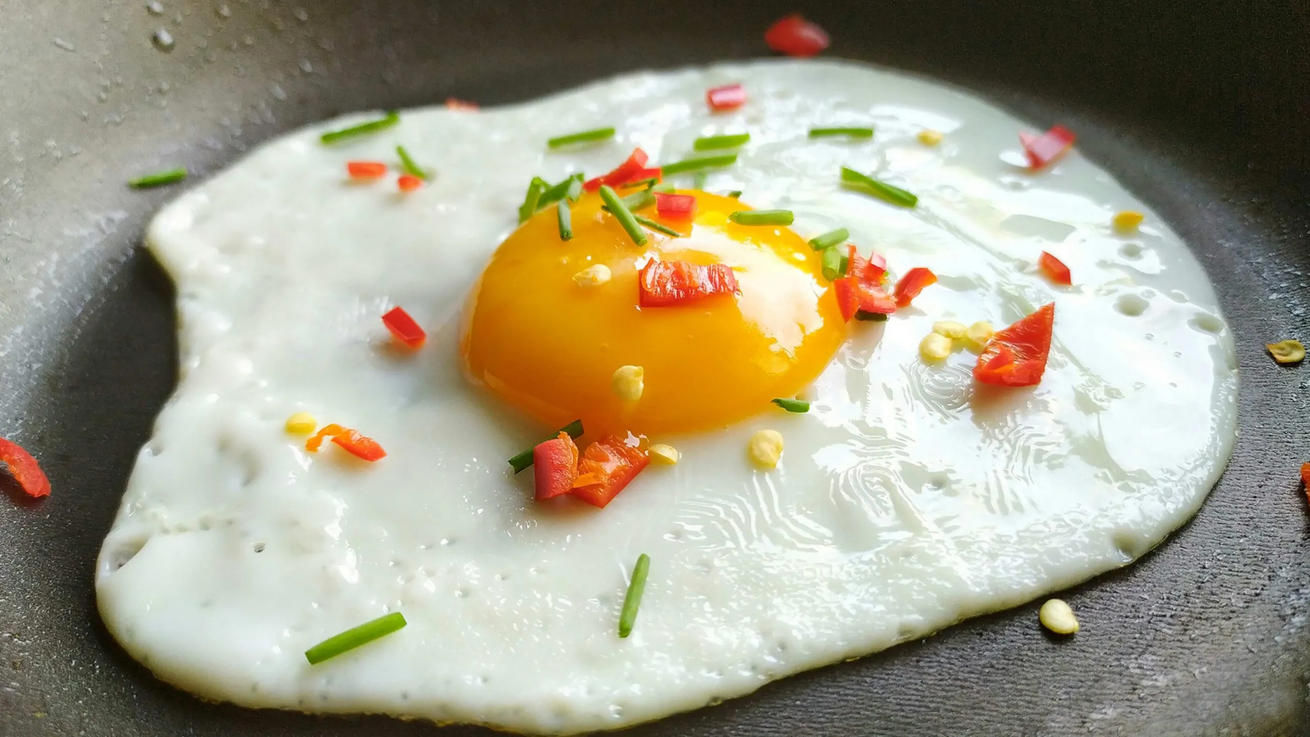 Huevos con gambones, papas doradas y verduras servidos como una cena rápida con proteína y una cantidad moderada de aceite.