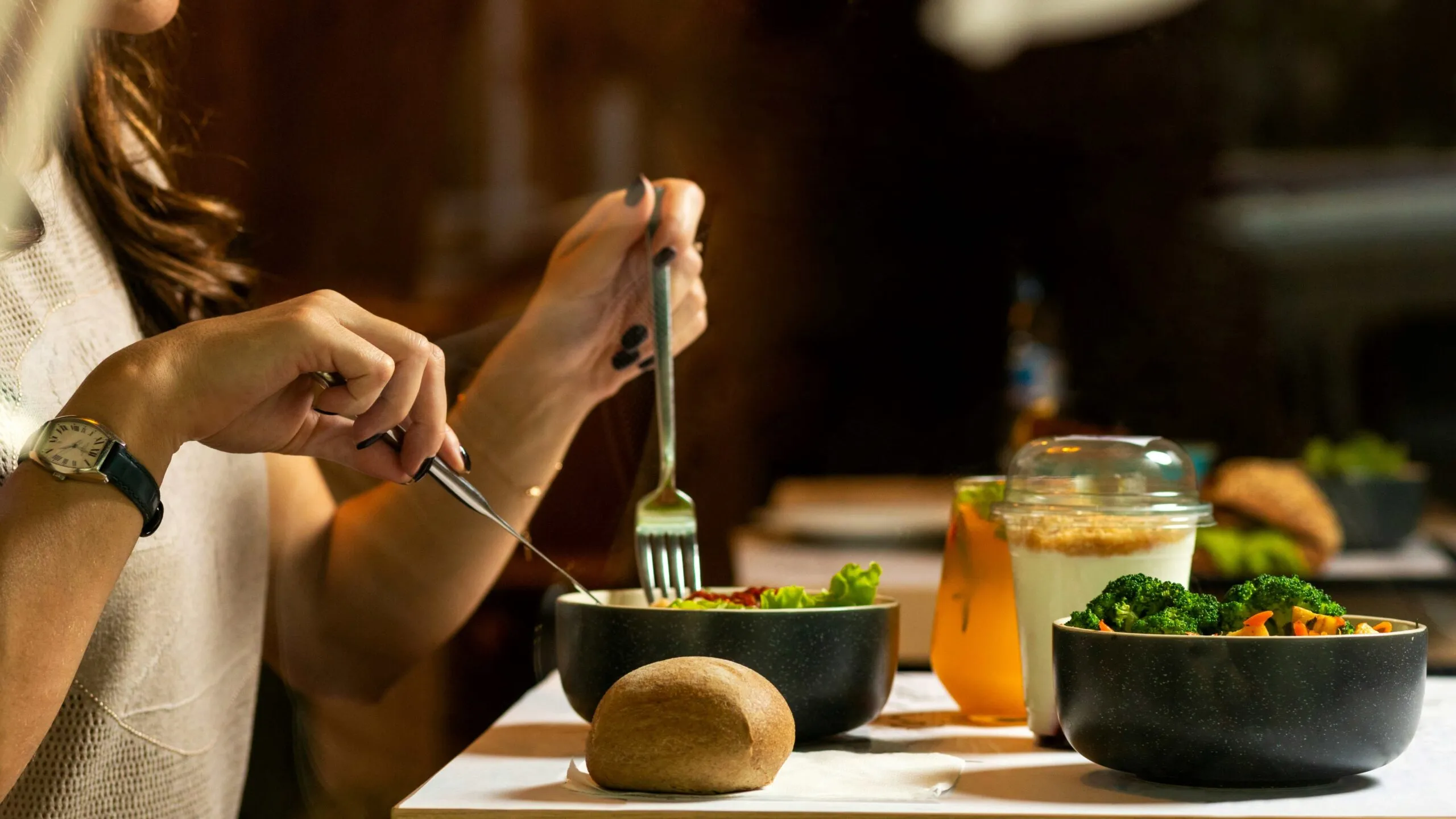 Cenas saludables para la microbiota con verduras, legumbres y cereales integrales ricos en fibra.