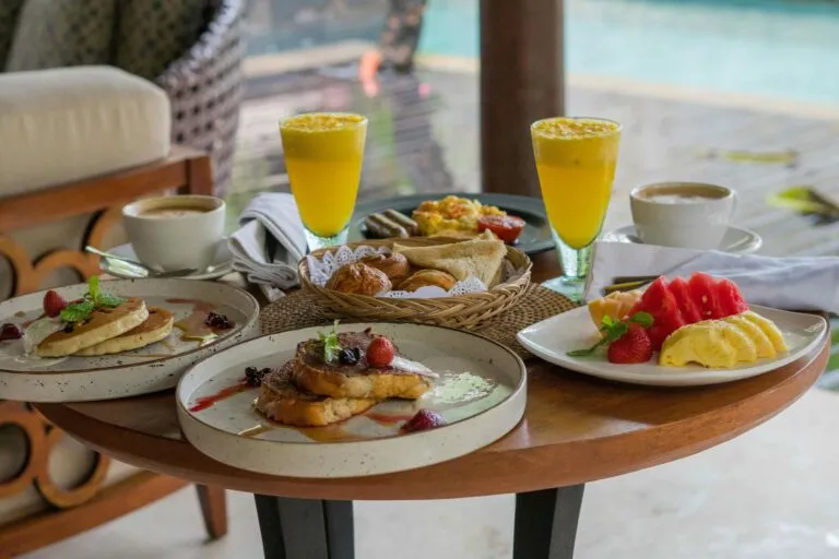 Gastronomía sostenible en hoteles con ingredientes locales, opciones vegetales y gestión responsable de cada alimento.