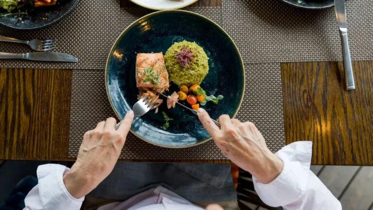 Comer después de cenar y su posible relación con la salud del hígado