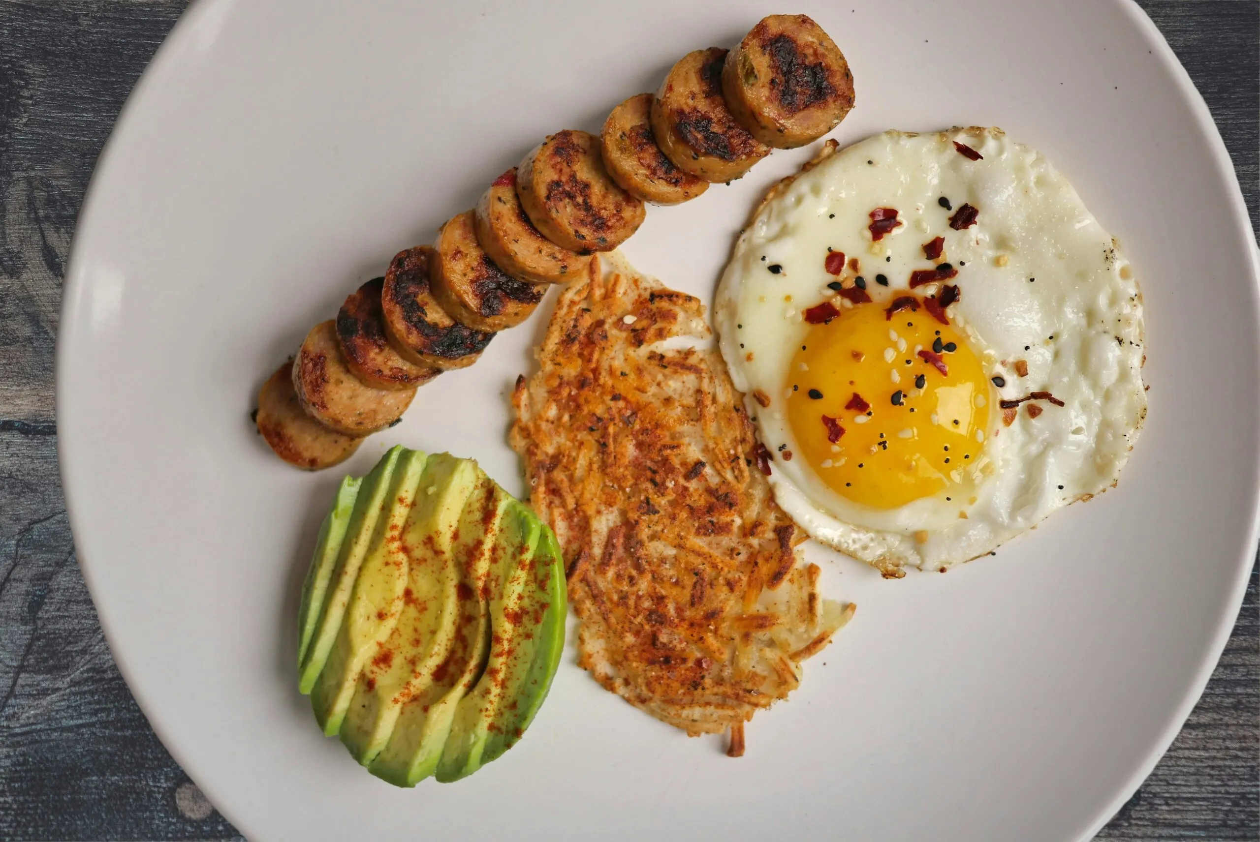 Día Mundial del Huevo con alimentos nutritivos que representan proteína y una dieta equilibrada