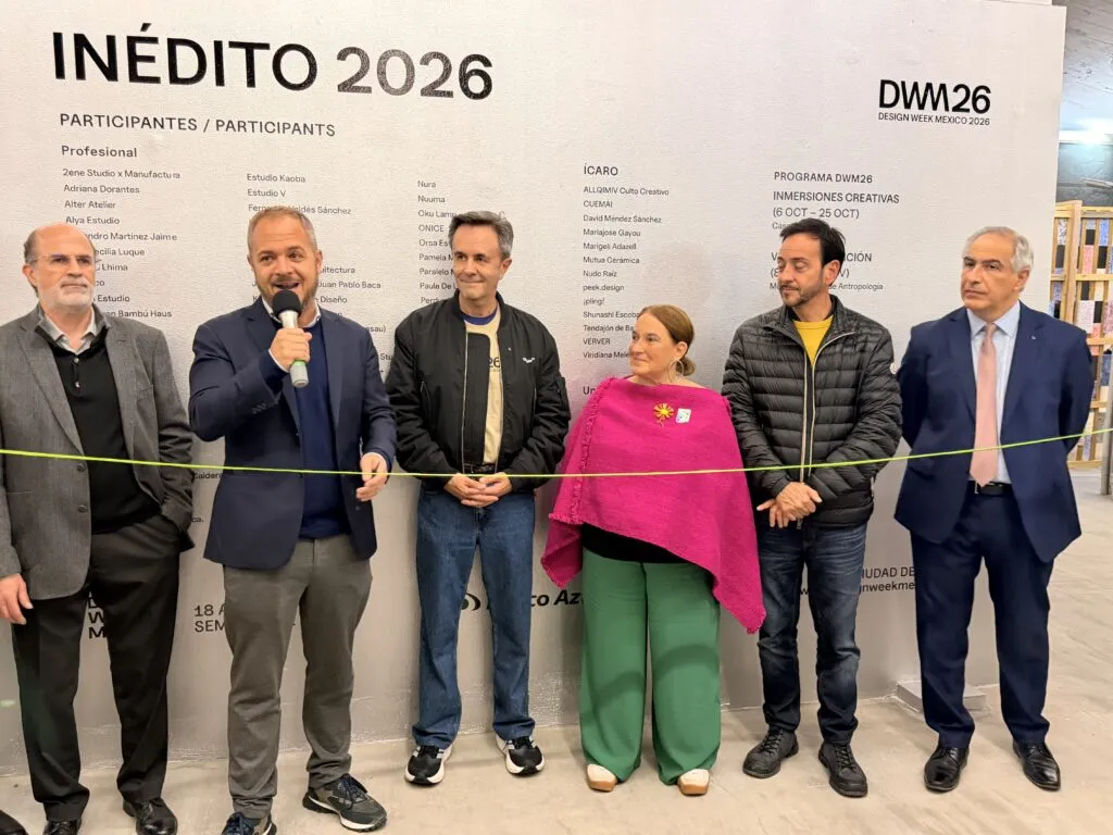Ceremonia inaugural de INÉDITO 2026 frente al panel de participantes, que incluye proyectos de ÍCARO, plataforma respaldada por Banco Azteca.