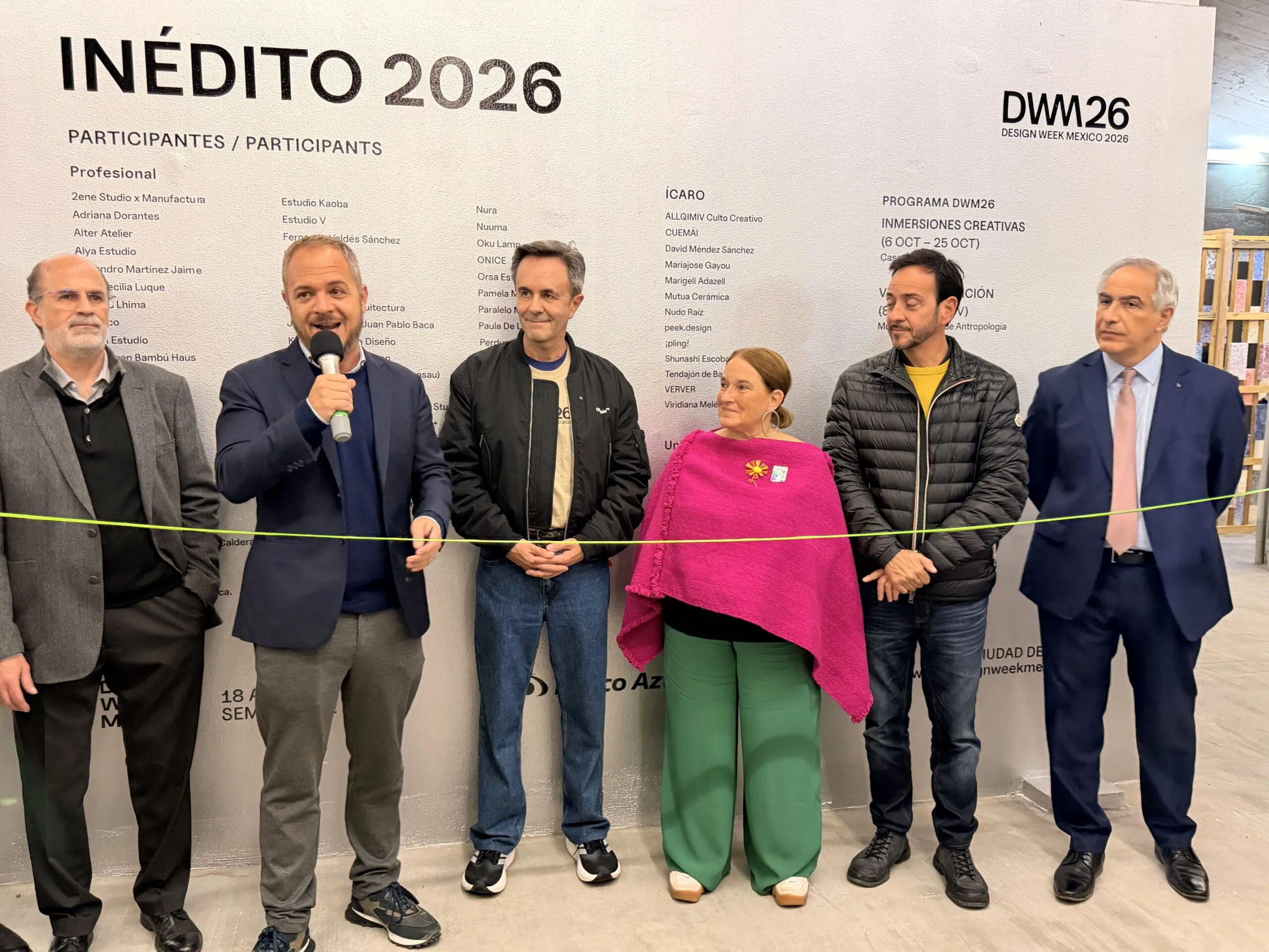 Ceremonia inaugural de INÉDITO 2026 frente al panel de participantes, que incluye proyectos de ÍCARO, plataforma respaldada por Banco Azteca.
