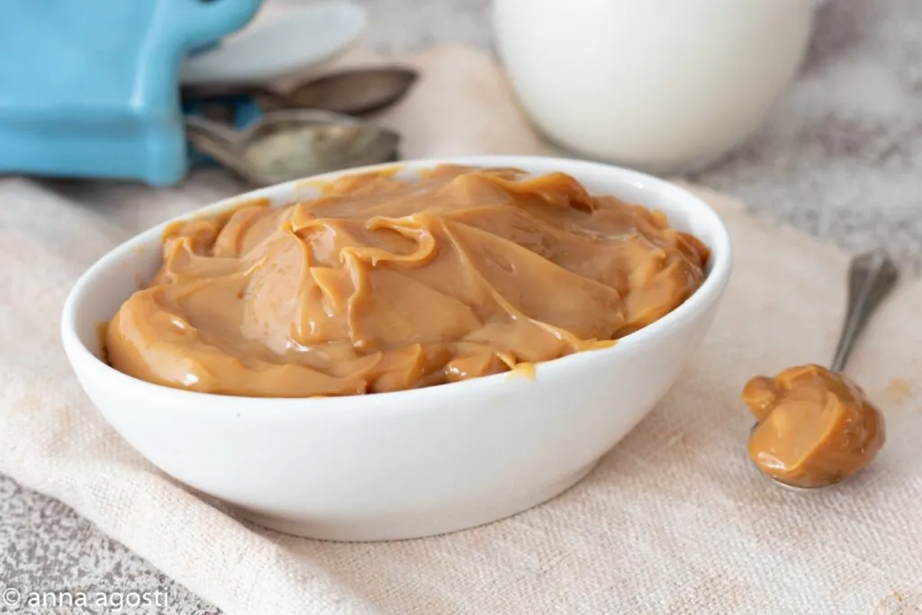 Dulce de leche dentro de una alimentación saludable servido en una porción moderada junto a fruta y pan integral