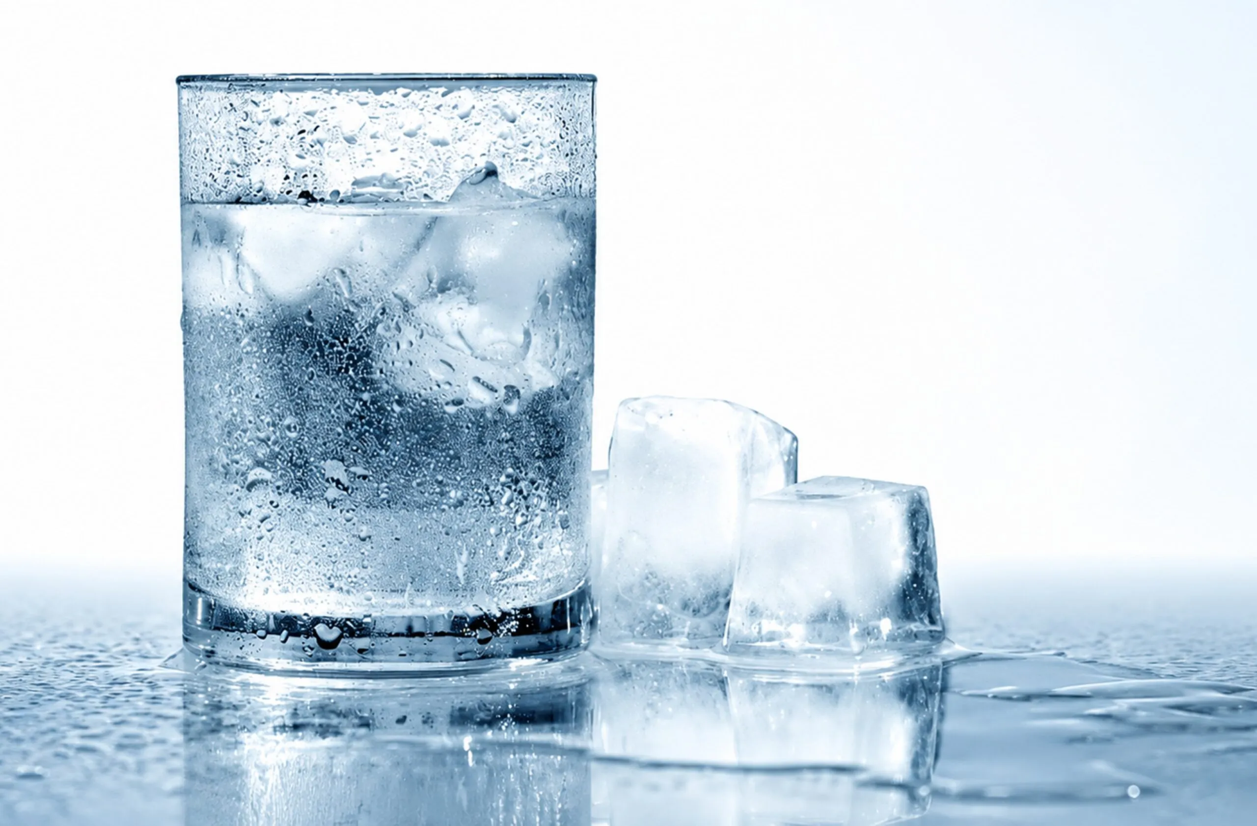 Agua fría y digestión durante una comida saludable con alimentos frescos y una hidratación adecuada