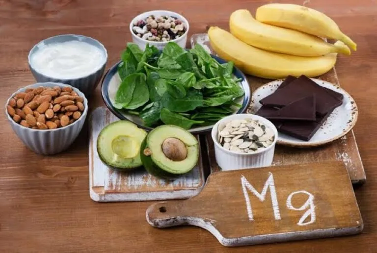 Alimentos con magnesio para músculos y nervios junto a un suplemento utilizado de manera responsable