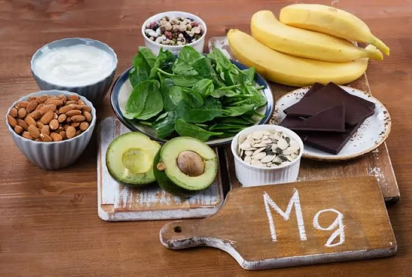 Alimentos con magnesio para músculos y nervios junto a un suplemento utilizado de manera responsable