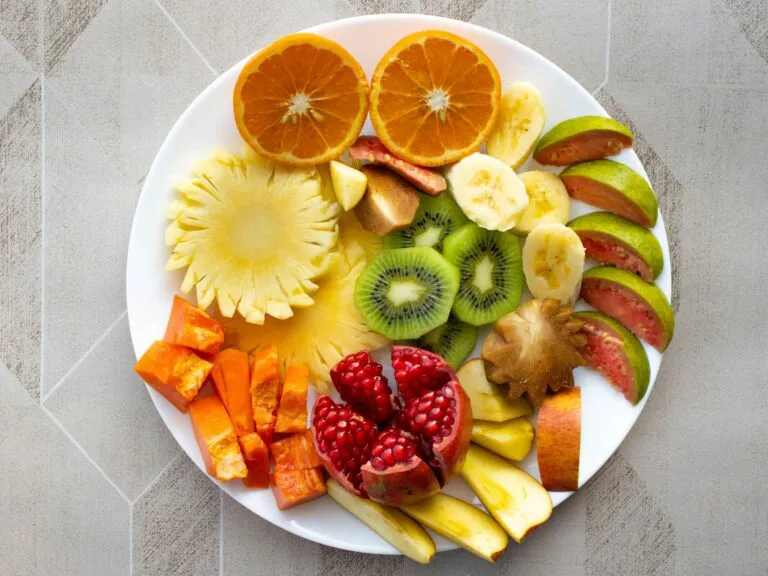 Frutas para recuperar energía como plátano, uvas, mango, cerezas y chirimoya después del ejercicio