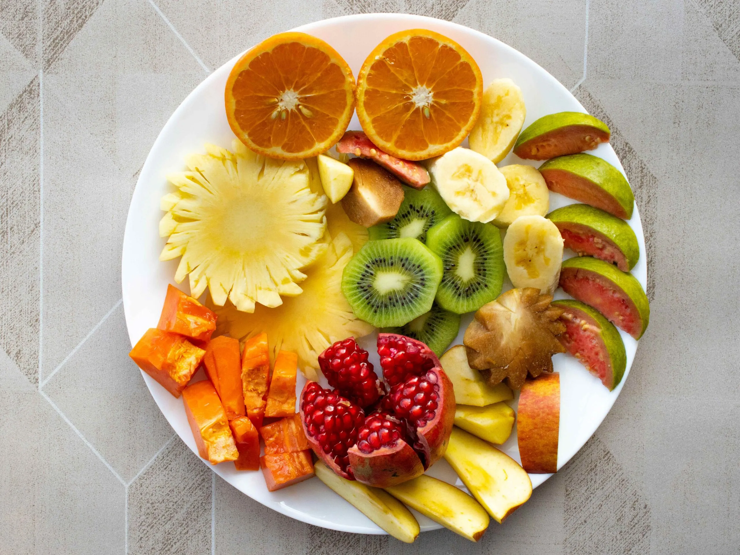 Frutas para recuperar energía como plátano, uvas, mango, cerezas y chirimoya después del ejercicio