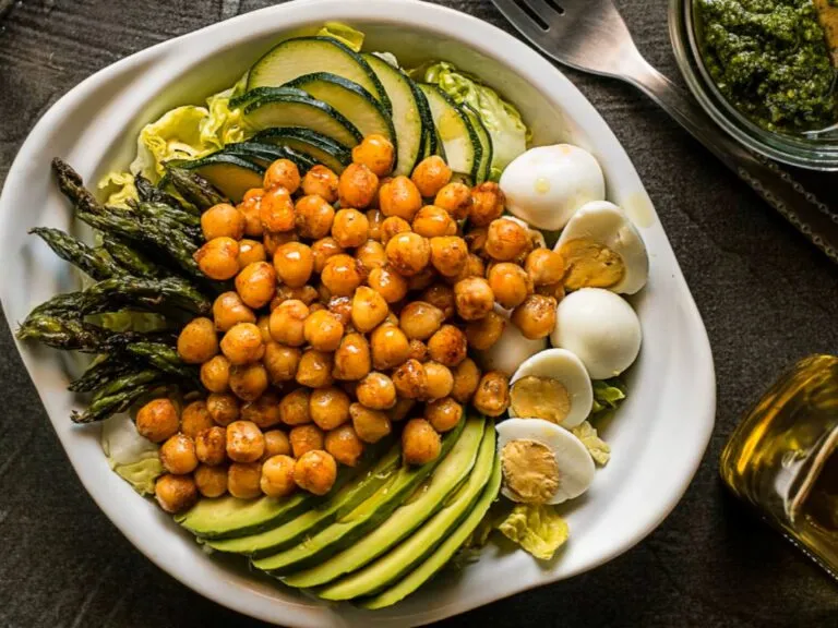 Ensalada de garbanzos con proteína vegetal, fibra, hierbas frescas y verduras crujientes