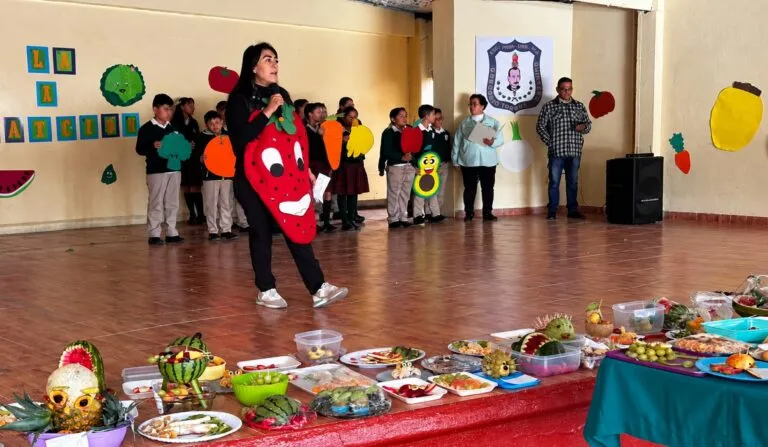 Alimentación escolar saludable con frutas, verduras y agua para estudiantes de Guanajuato