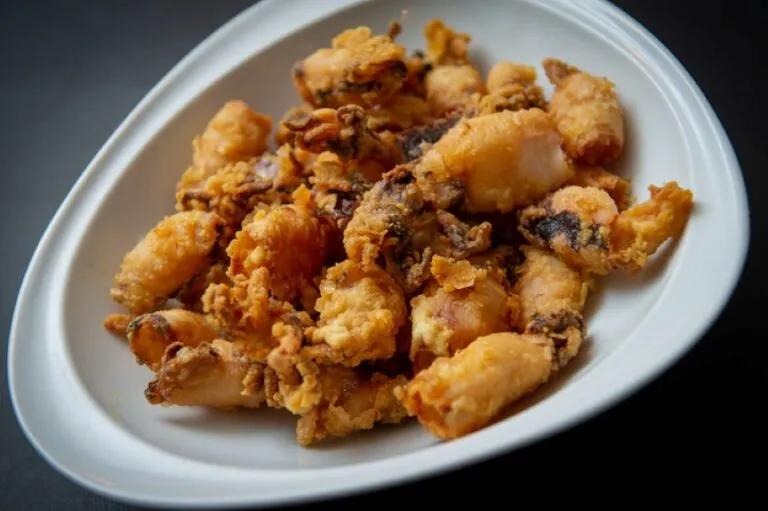 Pescado frito saludable preparado con un rebozado crujiente de harina de garbanzo