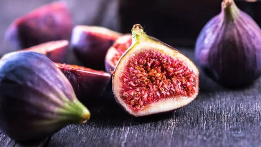 Higos y azúcar natural en una porción de fruta fresca dentro de una alimentación saludable