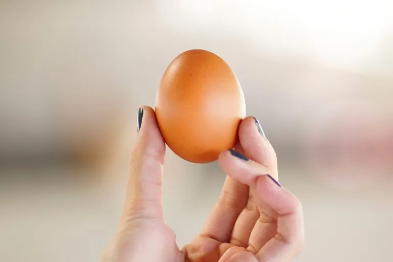 Huevos al día acompañados con verduras y pan integral dentro de una alimentación saludable y variada.