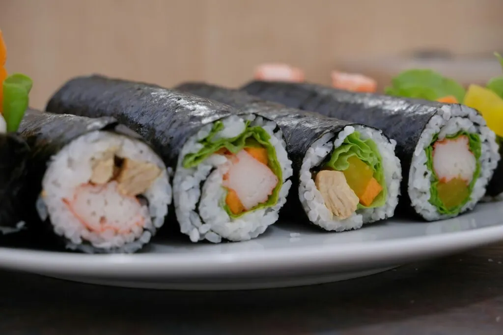 Restaurantes nikkei reconocidos por los Premios Summum 2026 con makis, nigiris y propuestas de gastronomía peruana japonesa.