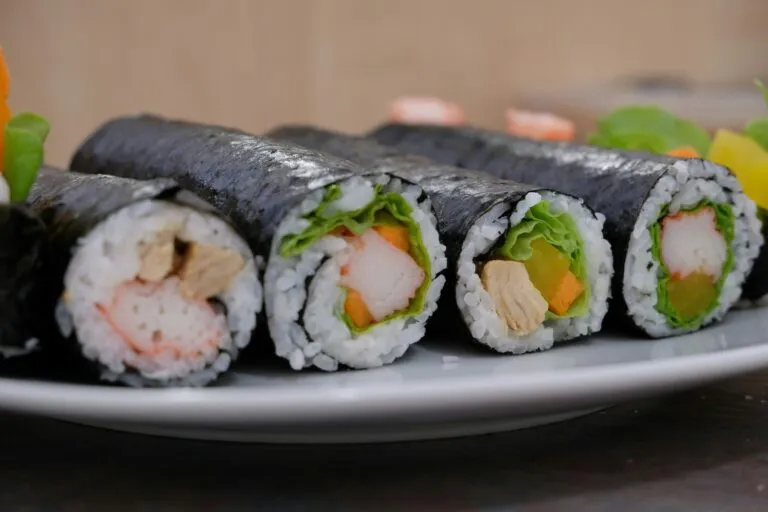 Restaurantes nikkei reconocidos por los Premios Summum 2026 con makis, nigiris y propuestas de gastronomía peruana japonesa.