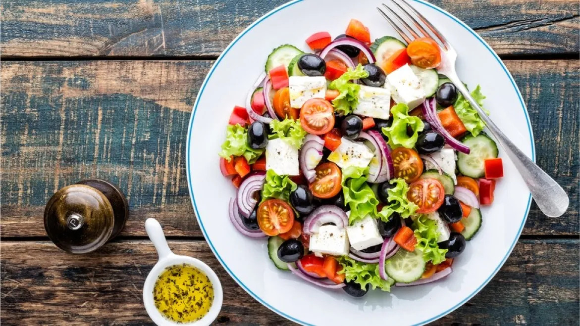 Menú mediterráneo con verduras, pescado, leguminosas y aceite de oliva