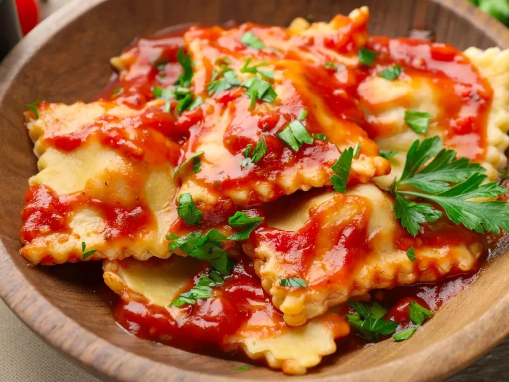 Pasta rellena preparada junto a opciones integrales y de legumbres para comparar su calidad nutricional