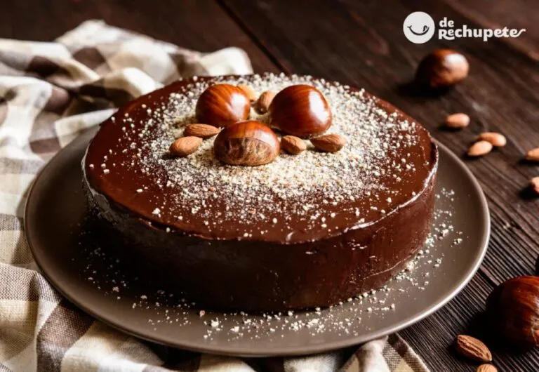 Pastel de castañas y chocolate sin horno preparado con ingredientes de temporada y acompañado con frutos rojos frescos.