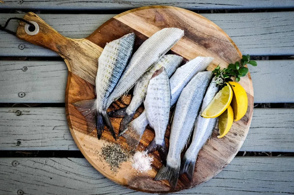 Pescados para deportistas como sardina, caballa, salmón, merluza y bonito preparados de manera saludable
