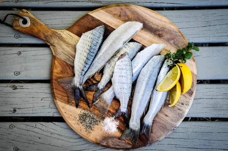Pescados para deportistas como sardina, caballa, salmón, merluza y bonito preparados de manera saludable