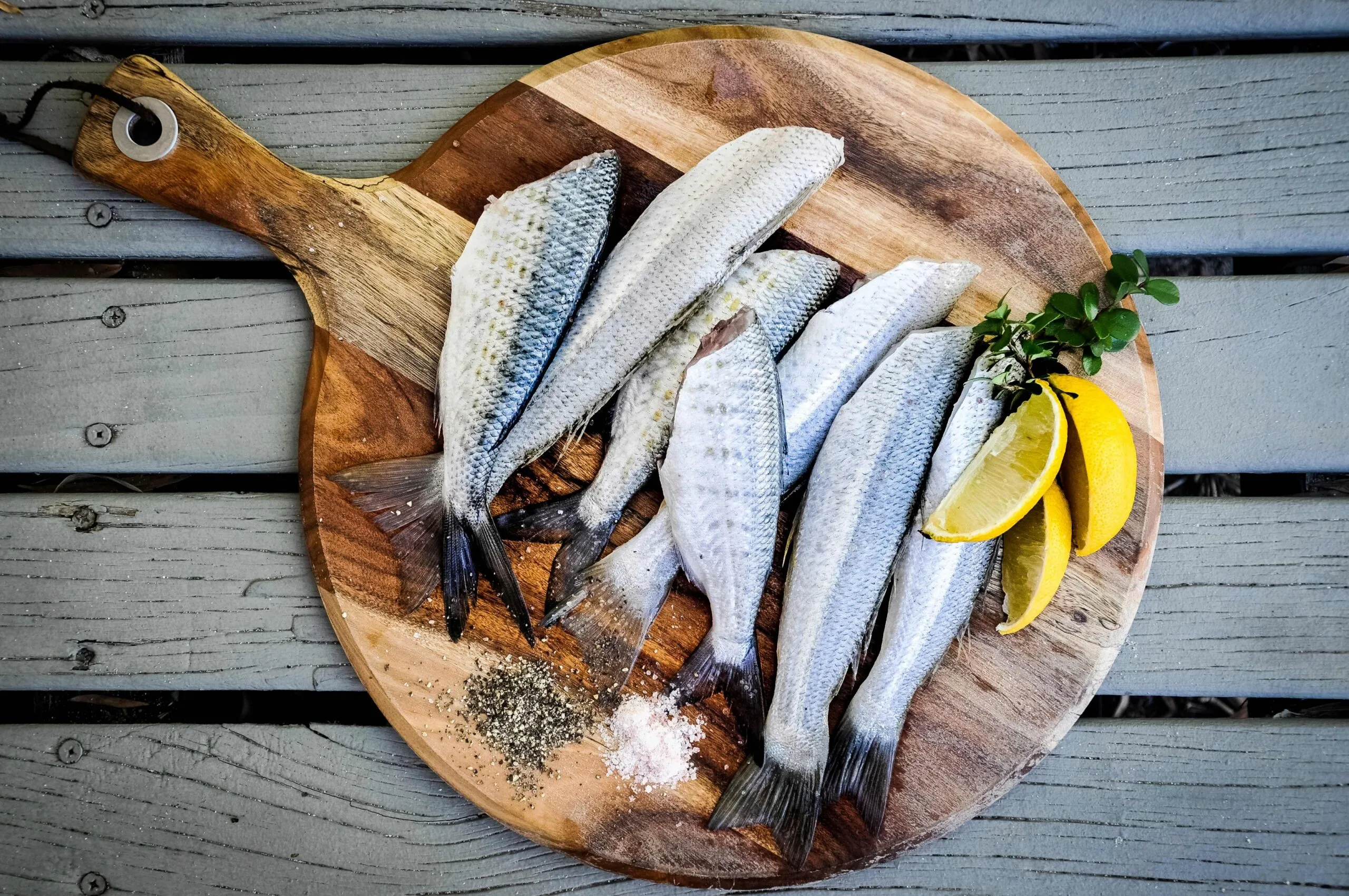 Pescados para deportistas como sardina, caballa, salmón, merluza y bonito preparados de manera saludable