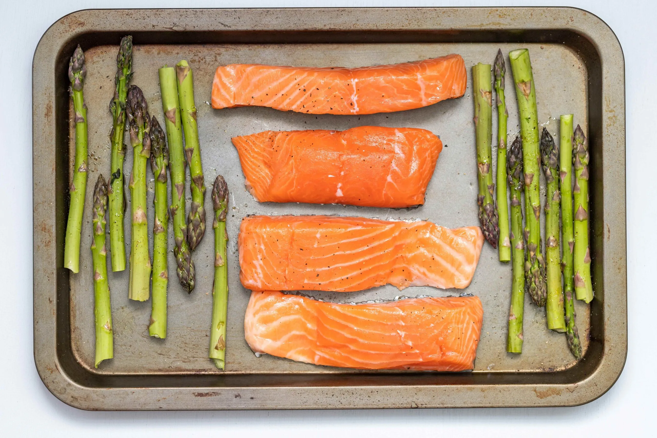 Salmón, sardinas y otros pescados ricos en omega-3 preparados como parte de una alimentación saludable