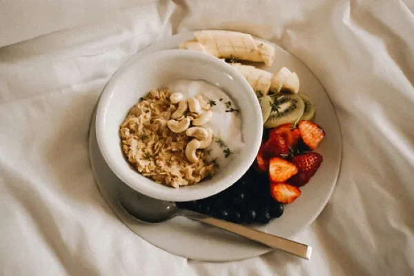 Alimentos para dormir mejor como kiwi, avena, nueces, yogurt y plátano