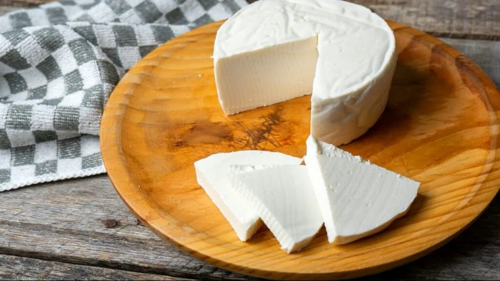 Diferentes tipos de queso sobre una mesa para representar el estudio realizado por Profeco