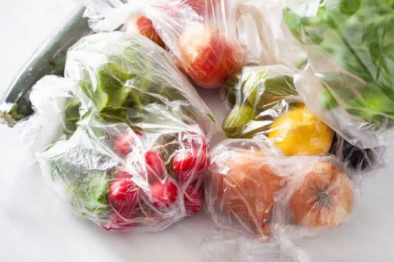 Bolsa reutilizable con frutas y verduras utilizada para transportar alimentos del supermercado