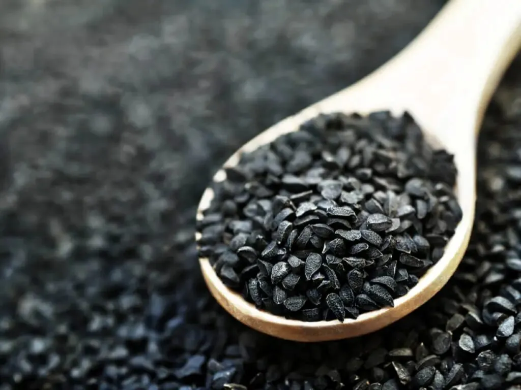 Semillas de albahaca hidratadas con fibra que puede favorecer la saciedad dentro de una alimentación saludable