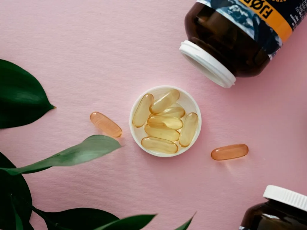 Suplementos de colágeno en polvo junto a alimentos ricos en proteínas dentro de una alimentación equilibrada