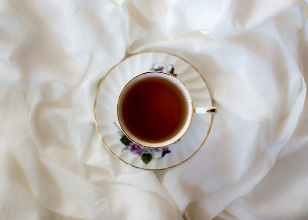 Té y salud del corazón con una taza de esta bebida preparada con hojas naturales