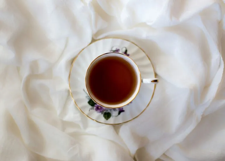 Té y salud del corazón con una taza de esta bebida preparada con hojas naturales
