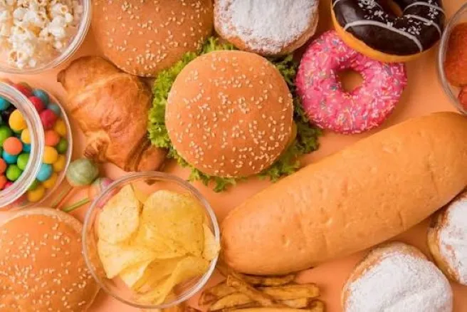 Comparación entre alimentos ultraprocesados y una alimentación saludable durante un estudio sobre depresión y salud mental.