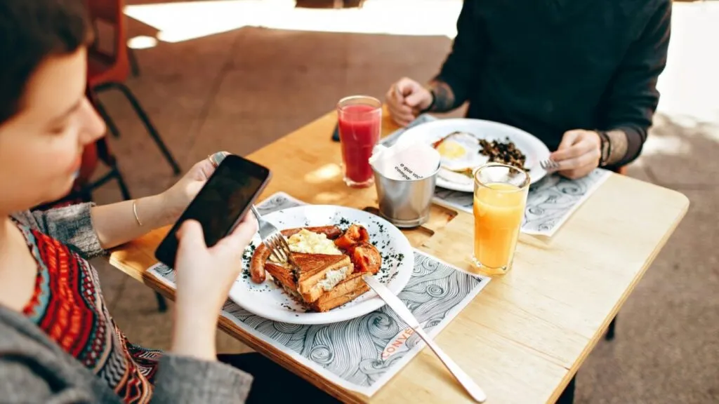 Uso del celular al comer y antes de dormir relacionado con la atención durante las comidas y la calidad del sueño.